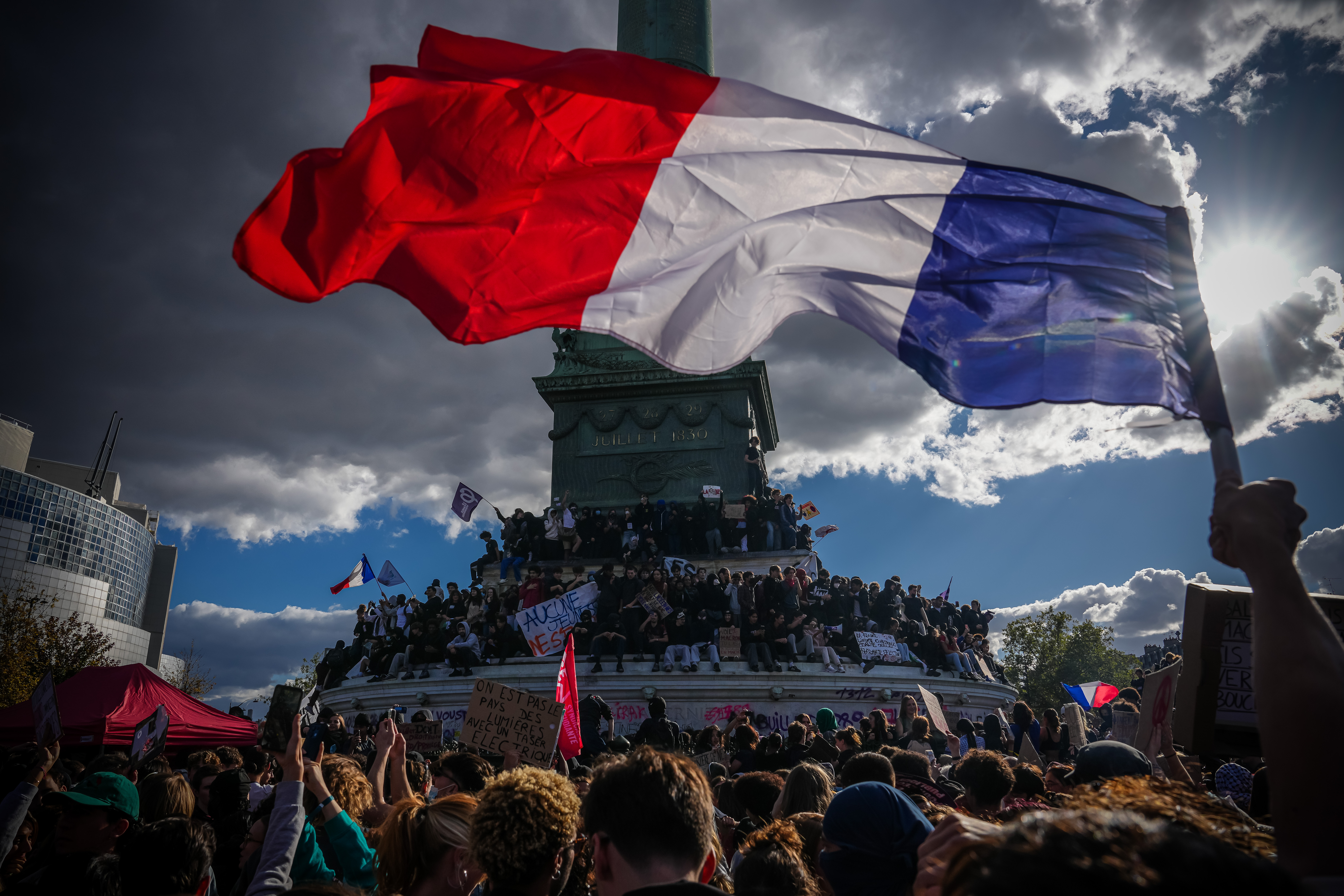 French Student Protests Intensify Scrutiny of Police Tactics
